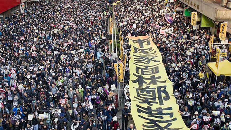 V Hongkongu po půl roce demonstrovaly stovky tisíc lidí se svolením úřadů